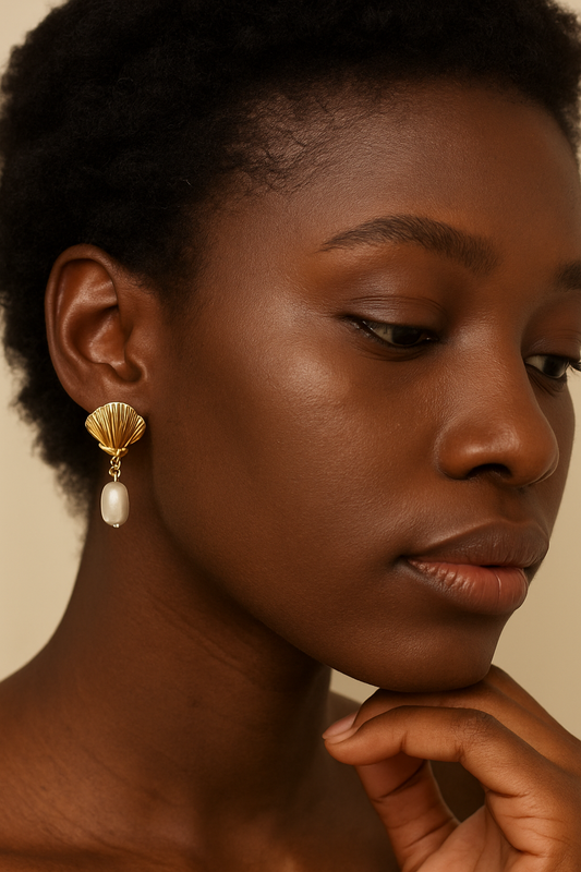 Boucles d'oreilles Coquillage Doré avec Perle Blanche